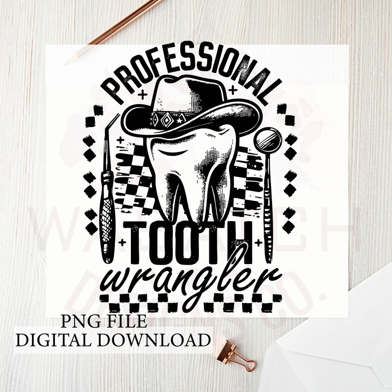 Op de afbeelding: Zwart-wit grafisch ontwerp met een tand met een cowboyhoed, met tandheelkundige instrumenten aan weerszijden. De tekst luidt "PROFESSIONAL TOOTH WRANGLER" en "PNG FILE DIGITAL DOWNLOAD".