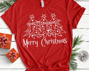 Könnte beinhalten: Rotes T-Shirt mit einem weißen Design aus drei Weihnachtsbäumen mit Ornamenten und dem Text "Frohe Weihnachten".