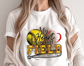 Mon cœur est sur ce terrain Softball png, dessins de sublimation, fichiers PNG, dessins de t-shirt, softball PNG, T-shirts de softball, Softball maman PNG