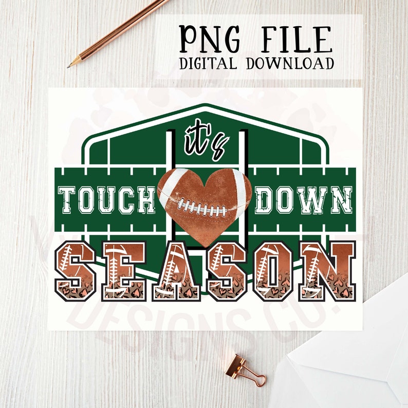 Peut inclure: Graphique "C'est la saison du touchdown" avec un c&oelig;ur en forme de ballon de football sur un terrain de football vert avec des lignes blanches. Le mot "Saison" est en lettres brunes avec un motif de ballon de football.