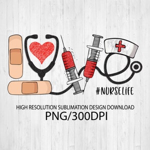 Op de afbeelding: Een digitale illustratie van een rood hart, een stethoscoop, twee spuiten, een pleister en een verpleegstersmuts. De tekst "#NURSELIFE" staat onder de afbeelding. De afbeelding is op een witte houten achtergrond.