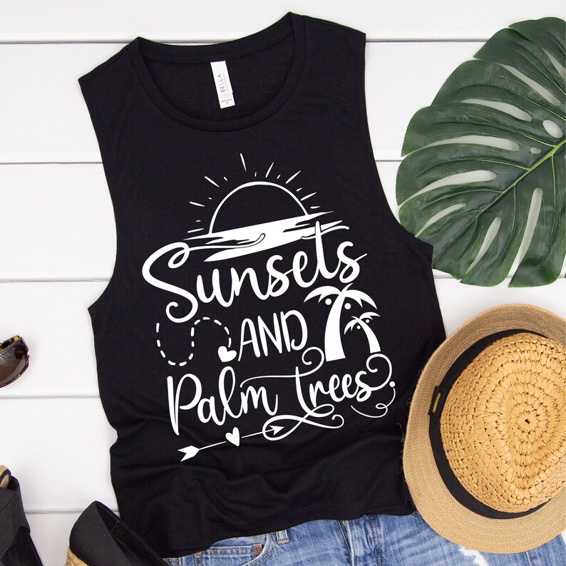 K&ouml;nnte beinhalten: Schwarzes &auml;rmelloses Tanktop mit wei&szlig;em Text, der "Sunsets and Palm Trees" lautet, mit einer Grafik eines Sonnenuntergangs und Palmen.
