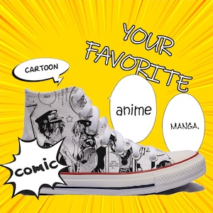 Può includere: Sneaker alta in tela con pannelli di fumetti in bianco e nero. La scarpa ha lacci bianchi e una striscia rossa sulla suola. Le parole "YOUR FAVORITE anime MANGA" sono su uno sfondo giallo. È visibile anche la parola "comic".