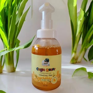 オーガニック＆ヴィーガン、カラフルな泡の子供用ハンドソープ。黄色の泡。レモングラスの香り。