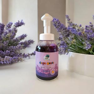 オーガニック＆ヴィーガン、カラフルな泡の子供用ハンドソープ。紫色の泡。ラベンダーの香り。