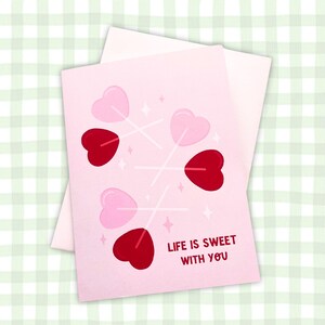 Carte Life is Sweet With You - Carte de voeux rose avec sucette - Saint-Valentin, anniversaire ou mot d'amour - Carte vierge 5 x 7 avec enveloppe