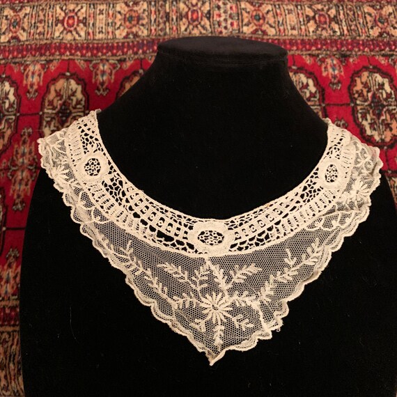 Stunning antique French Edwardian era lace collar