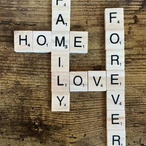 Peças de letras tipo Scrabble de madeira