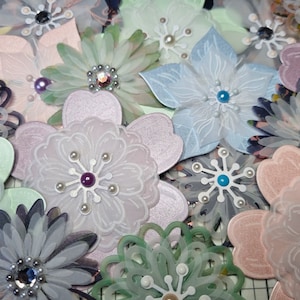 Adornos florales hechos a mano-Paquete de 15 tarjetas para hacer flores de papel-gemas-perlas-únicas-hermosas-capas-estampadas-pergamino-tarjeta perlada