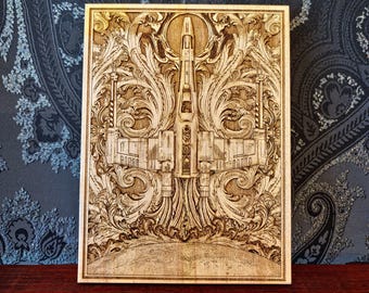 Puede incluir: Obra de arte de madera cortada con láser que representa una nave espacial, rodeada de intrincados patrones florales. La obra está enmarcada y tiene un color de madera natural, con detalles intrincados y una estética vintage.