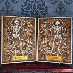 Gepersonaliseerd gotisch huwelijksgeschenk, kunstwerk van een skeletpaar in cederhout