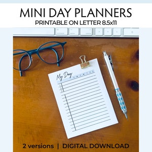 Puede incluir: Un planificador diario imprimible "My Day" sobre una superficie de madera con un par de gafas y un bolígrafo. El planificador está diseñado para papel tamaño carta, 21,59 x 27,94 cm.