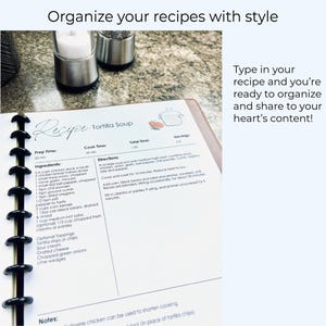 K&ouml;nnte beinhalten: Ein offener Rezeptordner mit einem Tortilla-Suppen-Rezept. Der Ordner zeigt ein gedrucktes Rezept mit Zutaten und Anweisungen. Der Text "Organisieren Sie Ihre Rezepte mit Stil" steht oben. Der Ordner ist schwarz mit braunem Einband.