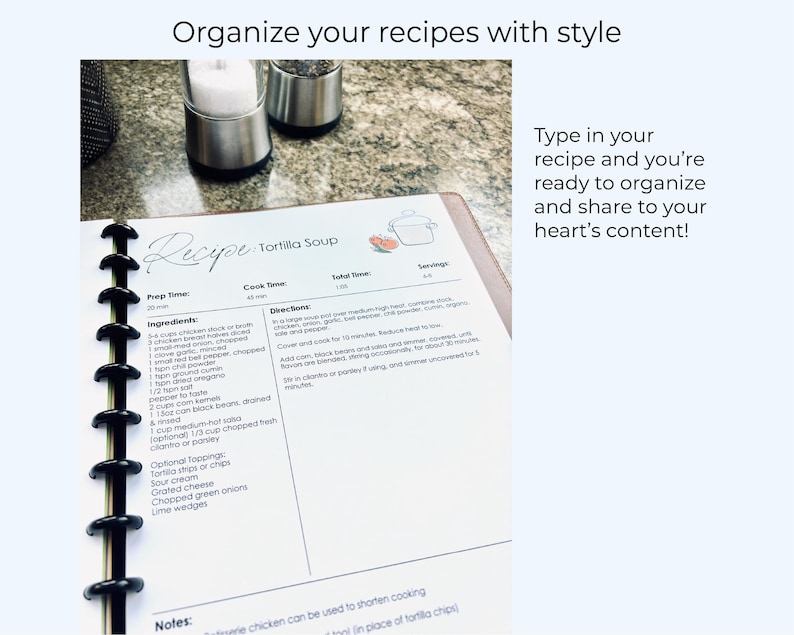 K&ouml;nnte beinhalten: Ein offener Rezeptordner mit einem Tortilla-Suppen-Rezept. Der Ordner zeigt ein gedrucktes Rezept mit Zutaten und Anweisungen. Der Text "Organisieren Sie Ihre Rezepte mit Stil" steht oben. Der Ordner ist schwarz mit braunem Einband.