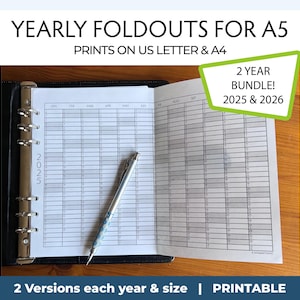 Puede incluir: Una carpeta negra con dos páginas abiertas que muestran un calendario anual imprimible para 2025 y 2026. El calendario está diseñado para papel de tamaño A5 y se puede imprimir en papel de tamaño US Letter o A4. El texto "2 YEAR BUNDLE! 2025 & 2026" está en un cuadro verde.