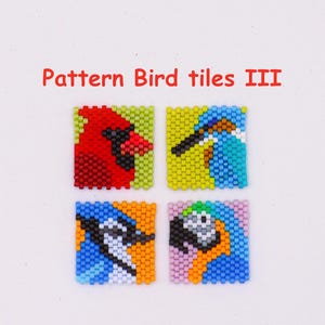 Könnte beinhalten: Vier quadratische Perlenfliesen in einem Raster angeordnet, jede mit einem anderen Vogelmotiv in leuchtenden Farben. Der Text 'Pattern Bird tiles III' ist in Rot über den Fliesen gedruckt. Die Perlen sind klein, einheitlich und pixelartig.