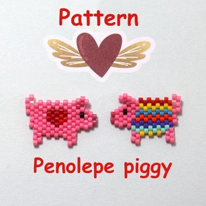 Pode incluir: Dois padrões de porcos feitos com contas, um rosa com um coração vermelho e outro com listras de arco-íris. O texto "Penelope piggy" está abaixo dos padrões. O texto "Pattern" está acima dos padrões com um coração vermelho com asas.