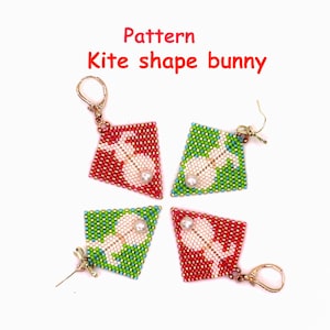 Può includere: Quattro orecchini a forma di aquilone con perline con un design a coniglietto. Gli orecchini sono rossi e verdi con dettagli di coniglietto bianchi e un accento di perla. Il testo "Pattern Kite shape bunny" è sopra.
