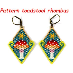 Op de afbeelding: Een paar kralen oorbellen in de vorm van een ruit met een paddenstoel ontwerp. De paddenstoel is rood met witte stippen en heeft een gele steel. De oorbellen zijn op een witte achtergrond.