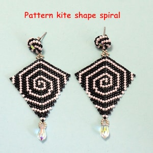 Könnte beinhalten: Handgefertigte Ohrringe mit einem schwarz-weißen Spiralmuster. Die Ohrringe sind rautenförmig mit einem Spiralmuster und einem kleinen, schillernden Kristall am unteren Ende. Der Text "Pattern kite shape spiral" befindet sich darüber.