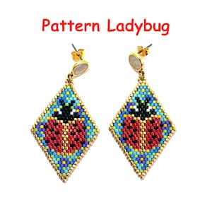 Può includere: Un paio di orecchini dorati con un design a forma di diamante con perline che presenta una coccinella rossa con macchie nere. Gli orecchini sono etichettati "Pattern Ladybug".