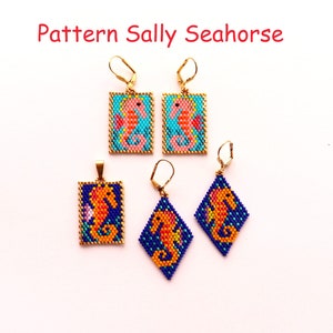 Puede incluir: Un conjunto de tres piezas de joyería de cuentas con un diseño de caballito de mar. Los pendientes son rectangulares y el colgante tiene forma de diamante. Los caballitos de mar son de color naranja y rosa con detalles azules y verdes. Los pendientes y el colgante tienen cierres de metal dorado.