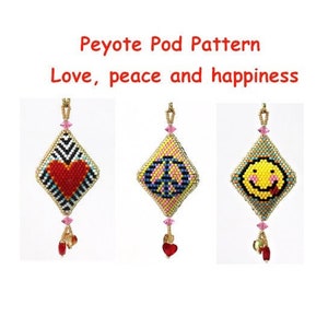 Könnte beinhalten: Drei Perlenornamente mit verschiedenen Designs: ein rotes Herz, ein Peace-Zeichen und ein Smiley. Die Ornamente sind mit Peyotestich gefertigt und haben oben eine goldfarbene Drahtschlaufe. Jedes Ornament hat einen rosafarbenen und goldenen Perlenquaste, der unten hängt.
