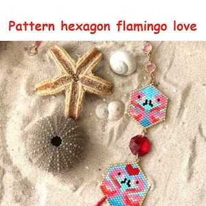 Pode incluir: Um colar de contas com dois pingentes de flamingo rosa e azul. Os pingentes são hexagonais e têm um contorno dourado. O colar também inclui uma conta de cristal vermelha e contas de coração vermelhas.