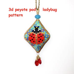 Puede incluir: Un colgante de mariquita de cuentas con un patrón de vaina de peyote 3D. La mariquita es roja con manchas negras y una cabeza negra. El colgante está unido a una cadena dorada con una cuenta azul en la parte superior.