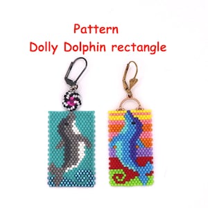 Könnte beinhalten: Zwei Ohrringe mit Perlenbesatz und einem Delfin-Design. Ein Ohrring zeigt einen grauen Delfin auf türkisfarbenem Hintergrund, der andere einen blauen Delfin auf Regenbogenhintergrund. Der Text "Pattern Dolly Dolphin rectangle" steht darüber.