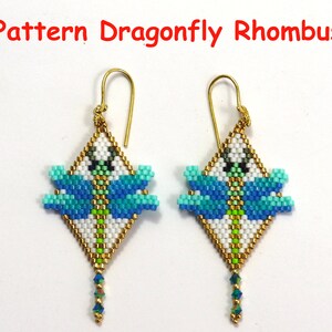 Könnte beinhalten: Ein Paar goldene Ohrhänger mit einem Design aus weißen, blauen und grünen Perlen in Form einer Libelle. Die Ohrringe sind rhombusförmig und haben einen kleinen Kristalltropfen am unteren Ende.