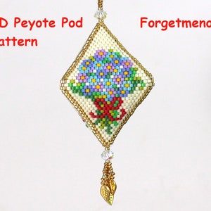 Könnte beinhalten: Ein weißer und goldfarbener Perlenanhänger in Diamantform mit einem Strauß Vergissmeinnicht in der Mitte. Der Anhänger hat eine goldene Quaste und eine Kristallperle oben. Der Text "3D Peyote Pod Pattern" und "Forgetmenot" ist oben im Bild in Rot geschrieben.