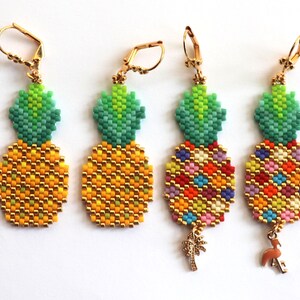 Puede incluir: Cuatro pares de pendientes de pi&ntilde;a de cuentas. Dos pares son amarillos y verdes, y dos pares son multicolores con un dije de palmera dorada o flamenco.