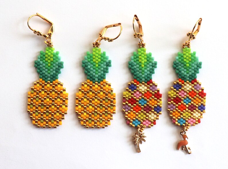 Puede incluir: Cuatro pares de pendientes de pi&ntilde;a de cuentas. Dos pares son amarillos y verdes, y dos pares son multicolores con un dije de palmera dorada o flamenco.