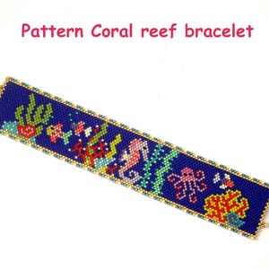 Könnte beinhalten: Ein Perlenarmband mit einem farbenfrohen Korallenriff-Design. Das Armband hat einen blauen Hintergrund mit Seepferdchen, Fischen, Korallen und einem Oktopus.