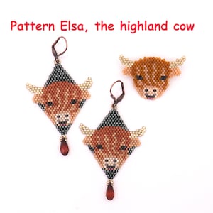 Può includere: Orecchini e spilla di perline con un design di mucca delle Highlands. Gli orecchini sono a forma di diamante con una parte superiore grigio scuro e una perla a goccia rossa. La spilla è una piccola testa di mucca dettagliata. Il testo "Pattern Elsa, the highland cow" è in rosso.