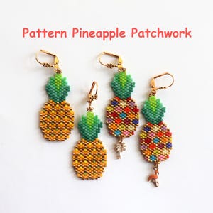 Könnte beinhalten: Drei Paare ananasförmiger Perlenohrringe. Die Ohrringe sind aus bunten Perlen gefertigt und haben goldfarbene Haken. Die Ananas haben grüne Spitzen und gelbe Körper. Ein Paar hat einen kleinen Palmenbaum-Anhänger, ein anderes einen Flamingo-Anhänger und das dritte Paar hat keinen Anhänger.