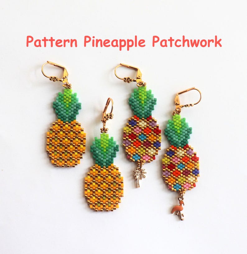 Puede incluir: Tres pares de pendientes de cuentas con forma de pi&ntilde;a. Los pendientes est&aacute;n hechos con cuentas de colores y tienen ganchos dorados. Las pi&ntilde;as tienen tapas verdes y cuerpos amarillos. Un par tiene un peque&ntilde;o amuleto de palmera, otro tiene un amuleto de flamenco y el tercer par no tiene amuleto.