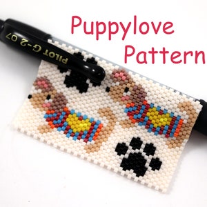 Könnte beinhalten: Ein Perlenmuster für ein Armband oder einen Schlüsselanhänger mit zwei Cartoon-Welpen, die bunte Bandanas tragen und einen Pfotenabdruck. Das Muster ist aus weißen, braunen, schwarzen, roten, gelben, blauen und orangefarbenen Perlen gefertigt.