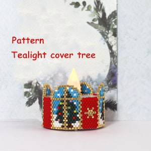 Peut inclure: Un bougeoir en perles rouge, bleu et or en forme de sapin de Noël. Le bougeoir a un petit motif de flocon de neige blanc sur le côté. Le bougeoir est éclairé par une bougie chauffe-plat LED blanche.