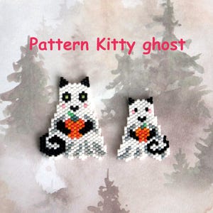 Könnte beinhalten: Zwei Perlen-Katzengeister-Anhänger, einer größer als der andere, die orangefarbene Kürbisse halten. Die Geister sind weiß mit schwarzen Augen und Mündern, und die Kürbisse sind orange mit grünen Stielen. Der Hintergrund ist ein Aquarellbild von Bäumen.