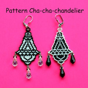 Pode incluir: Um par de brincos de candelabro de contas pretas e brancas com pingentes de cristal e gota preta. Os brincos estão pendurados em ganchos de orelha prateados. O texto "Pattern Cha-cha-chandelier" está escrito acima dos brincos.