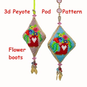 Könnte beinhalten: Zwei rautenförmige, mit Perlen besetzte Ornamente mit floralen Designs. Eines ist rosa und das andere blau, beide mit einer roten, stiefelförmigen Vase, die mit bunten Blumen gefüllt ist. Der Text "3d Peyote Pod Pattern" und "Flower boots" ist sichtbar.