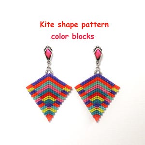 Könnte beinhalten: Ein Paar farbenfrohe, rautenförmige Ohrringe mit einem Perlenmuster in Rot, Orange, Gelb, Grün, Blau und Lila. Die Ohrringe haben silberfarbene Metallbeschläge und einen rosa Edelstein-Akzent oben. Text: Kite shape pattern color blocks.