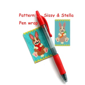 Könnte beinhalten: Ein Perlen-Stiftumwickelungsmuster mit einem braunen Hasen, der ein rotes Herz hält. Das Muster heißt "Sissy & Stella Pen Wrap" und ist auf einem roten Stift abgebildet.
