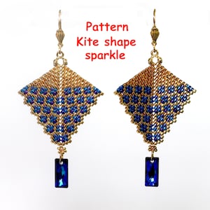 Könnte beinhalten: Ein Paar handgefertigte Ohrringe mit einem Drachenform-Design. Die Ohrringe haben einen goldfarbenen, mit Perlen besetzten Rahmen mit einem Muster aus blauen Perlen. Ein rechteckiger blauer Kristall hängt von unten. Der Text "Pattern Kite shape sparkle" befindet sich oben links.