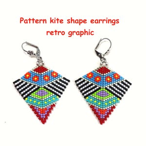 Könnte beinhalten: Ein Paar farbenfrohe Ohrringe in Kite-Form mit geometrischem Muster. Die Ohrringe bestehen aus Perlen in den Farben Rot, Blau, Grün, Gelb, Weiß und Schwarz. Die Ohrringe sind an silbernen Haken befestigt.