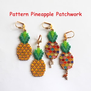 Puede incluir: Tres pares de pendientes de pi&ntilde;a hechos con cuentas. Las pi&ntilde;as est&aacute;n hechas con cuentas de colores y tienen detalles dorados. Un par tiene un peque&ntilde;o dije de palmera, otro tiene un dije de flamenco y el tercer par tiene un simple gancho dorado.