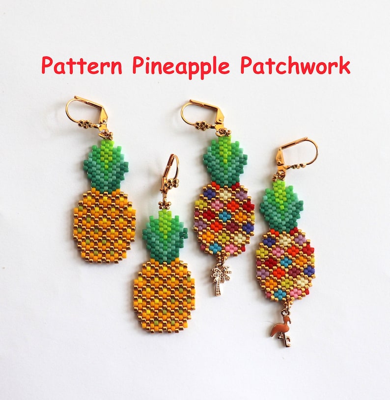 Puede incluir: Tres pares de pendientes de pi&ntilde;a hechos con cuentas. Las pi&ntilde;as est&aacute;n hechas con cuentas de colores y tienen detalles dorados. Un par tiene un peque&ntilde;o dije de palmera, otro tiene un dije de flamenco y el tercer par tiene un simple gancho dorado.