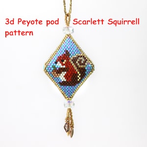 Könnte beinhalten: Ein Perlenanhänger mit einem roten Eichhörnchen mit braunem Schwanz auf blauem Hintergrund. Der Anhänger ist an einer goldenen Kette mit einer Kristallperle und einem goldenen Quasten mit Blättern befestigt. Der Text "3d Peyote pod pattern" und "Scarlett Squirrel" ist über dem Anhänger sichtbar.